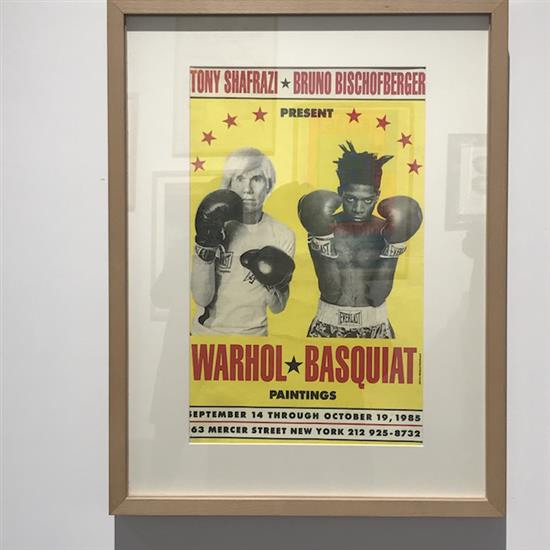 展览现场，海报呈现的是沃霍尔与巴斯奎特